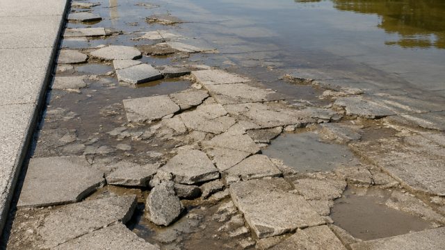 Controversy Surrounds Reflecting Pool Damage Amid Political Tensions